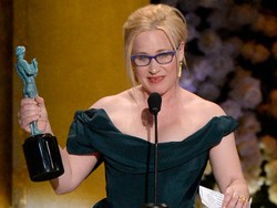 Patricia Arquette Raih Piala Pertama di SAG Awards 2015