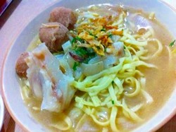 Siang Ini Enaknya Makan Mie Kocok Bandung yang Hangat Gurih