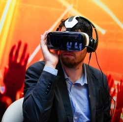 HoloLens Datang, Gear VR Berjalan & Google Glass Meradang