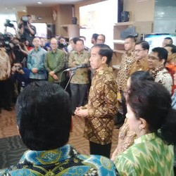 Lissa Sahut-sahutan dengan Jokowi, Para Menteri Tersenyum