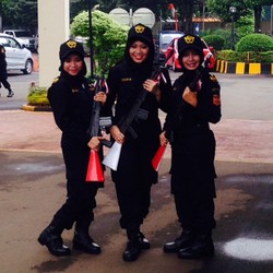 Awas, Srikandi Cantik Bea Cukai Jago Nembak!