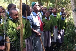 Berumur 93 Tahun, Bidan Desa Ini Jadi Murid SD Tertua di Dunia