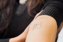 Bukan Gaya-gayaan, Tato Ini Bisa Cek Gula Darah Secara Otomatis Lho