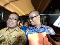 Dipanggil Jokowi ke Istana, Mensesneg dan Seskab Jalan Buru-buru Bawa Map