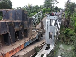 Dilintasi Truk Berisi Besi, Jembatan ini Melengkung Hingga Hampir Ambrol