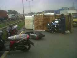 Truk Pengangkut Motor Baru Terguling di Tol JORR