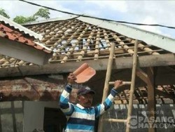 Ini Rumah Warga yang Gentengnya Rontok Akibat Sambaran Petir di Karawang