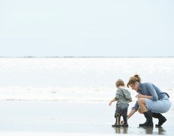 5 Tips Membawa Bayi Liburan ke Pantai