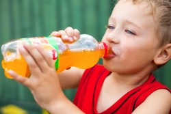 Anak Kecanduan Minuman Kemasan dan Soda? Atasi dengan Cara Praktis Ini