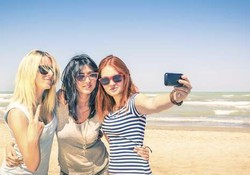 Hati-hati, Selfie & Tongsis Dilarang di 5 Tempat Ini