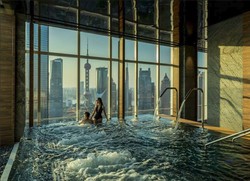 Ada Kolam Renang di Atas Langit Kota Shanghai