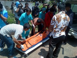 Seorang Pria Ditemukan Tewas Penuh Luka Tusukan di Tumpukan Rumput Kering