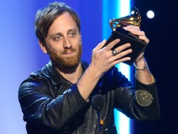 Throwback Grammy 2013! Panggung Megah untuk Dan Auerbach