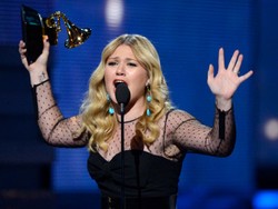 Throwback Grammy 2013! Kelly Clarkson Sukses Ukir Sejarah Baru
