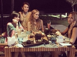 Girls Night Out! Syahrini Dinner Bareng Paris Hilton di Bali