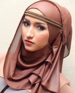 Mengenal Apina Nahdi, Model Berhijab yang Tekuni Bela Diri Silat