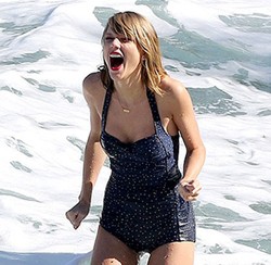 Gaya Berbikini Sopan ala Taylor Swift