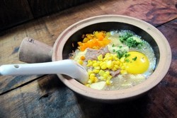 Hangat Mengepul Nasi dan Bubur dalam Claypot, Cocok untuk Makan Malam