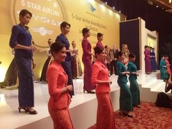 Cantiknya Belasan Pramugari Garuda Saat Menari Payung