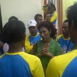 Tiba-tiba Dihampiri Seorang Nelayan, Menteri Susi Pasang Muka Serius