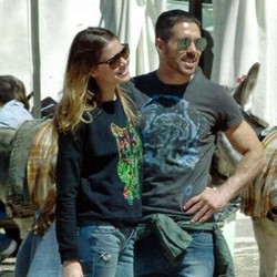 Setahun Jadian, Simeone Beri Kado Buket Mawar untuk Pacar