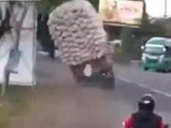 Lihat, Truk Penuh Muatan Ini Miring dan Akhirnya Terguling