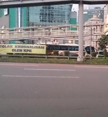 Spanduk Tolak Kriminalisasi oleh KPK Terpasang di Pagar Tol Dalkot