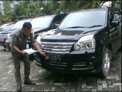 Mobil Dinas Eks DPRD Riau Ditarik Paksa Satpol, Ada yang Pelatnya Dipalsukan
