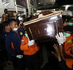Jenazah yang Diduga Penumpang AirAsia QZ8501 Tiba di RS Bhayangkara Makassar
