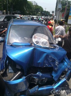 Tabrak Tiang di Jl Menteng Raya, Mobil Ini Ringsek
