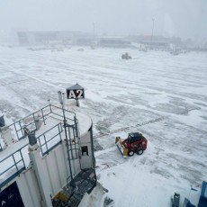 7 Ribu Penerbangan Batal Akibat Badai Salju AS, Penumpang Terlantar
