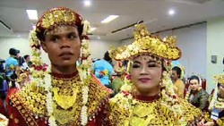 Diarak Panser, 5.115 Pasangan Ikuti Resepsi Nikah Massal di Senayan