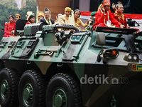 5.115 Pasangan Pengantin Diarak Panser