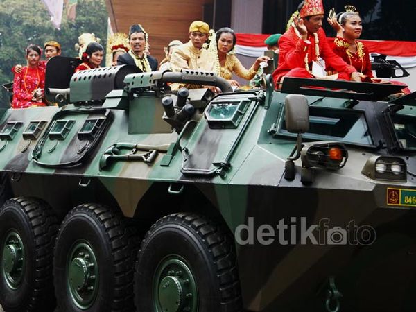 5.115 Pasangan Pengantin Diarak Panser