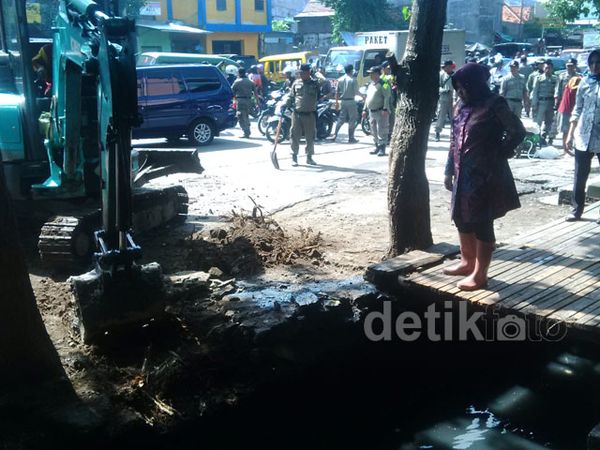 Risma Kerja Bakti Bersihkan Saluran Air