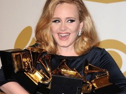 Throwback Grammy 2012! Adele Menawan, Foo Fighters Sukses Nge-Rock