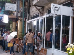 Chicco Jerikho dan Rio Dewanto Layani Ramainya Pengunjung Kedai Filosofi Kopi