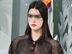 Penampakan Kendall Jenner yang Tak Pakai Bra di Paris Fashion Week