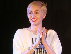 Kerap Foto Topless dan Isap Ganja, Miley Cyrus Anggap Dirinya Contoh Baik