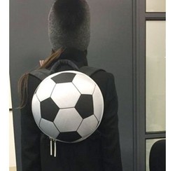 Ketika Victoria Beckham Terinspirasi Tas Bola Milik Anak