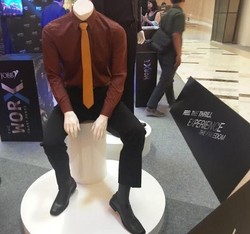 Celana Kerja Pria Ini Cepat Kering Saat Kena Air dan Tak Perlu Disetrika