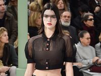 Kendall Jenner Tanpa Bra di Catwalk Paris Fashion Week