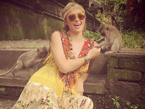 Paris Hilton Asyik Main dengan Monyet di Bali