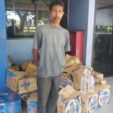 Sebuah Mobil Muat Cukrik Terguling di Tol Waru