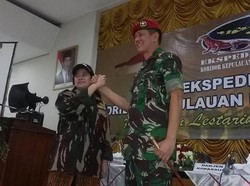 Puan Maharani Dihadiahi Jaket Loreng Sahabat Kopassus