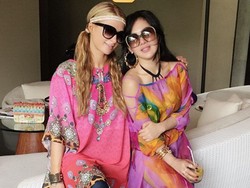 Pretty in Pink! Gaya Kompak Syahrini dan Paris Hilton di Bali