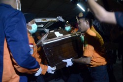 2 Jenazah yang Ditemukan di Majene Diterbangkan ke Surabaya