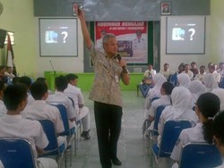 Ketika Gubernur Ganjar Jadi Guru SMA, Risma Acung Jari Minta Koruptor Dihukum Mati