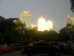 Fenomena Gedung Emas dan Indahnya Langit Senja di Jakarta