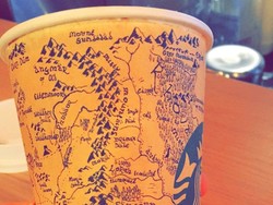 Wow! Gelas Starbucks Digambar Seperti Peta Middle Earth